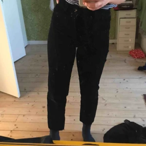  - Svarta Manchester byxor från hm. Köptes i våras och är sparsamt använda. 