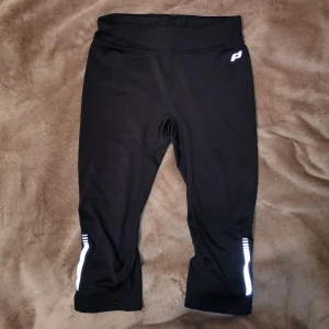Trekvarts joggingtights  - Svarta trekvarts gymleggings. 