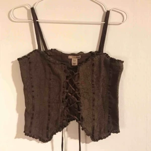  - superfin topp med knyte fram. Antingen kan man välja att ha det öppet bakom ”korsetten” eller stänga igen mha tyg innanför. Köparen står för frakt🍓
