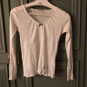  - Vit tröja från Odd Molly!  Fint skick!  Storlek 0, xs  Frakt tillkommer 📦