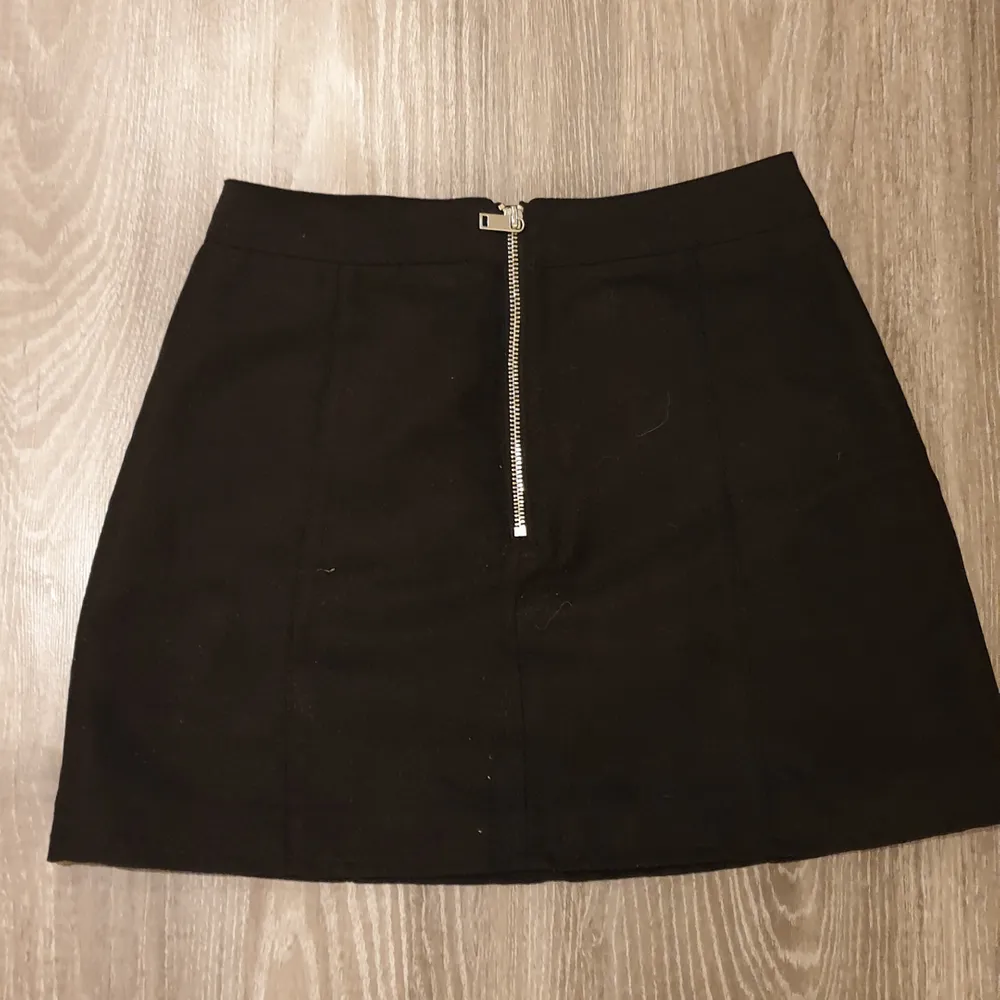 En kjol från HM i storlek 34, säljer pga för liten<3. Kjolar.