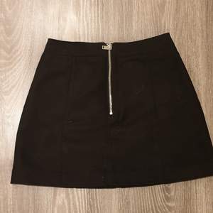 En kjol från HM i storlek 34, säljer pga för liten<3