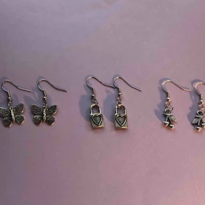  - Säljer dessa handgjorda örhängen med fjärilar, lås och körsbär. Ett par för 40 kr eller 3 par för 100 kr. Frakten ligger på 11 kr.💕