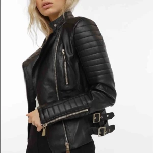  - Skinnjacka från chiquelle. Hål i ena armen (inne i jackan) samt hål vid ryggen (i jackan). Inget som syns eller förstör funktionen. Jag är XS och jackan passar mig jätte bra trots att det är en 38:a. Pris kan diskuteras vid snabb affär 