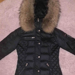  - Rock and blue jacka har budgivning o det börjar på 2000kr köpte den för 3599kr o har haft i lite mer en ett halvår, har älskat denna jackan men nu är det dags att säga hejdå, det är en jacka som är i den korta modellen o för mer bilder kom privat 