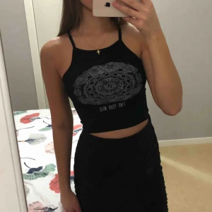  - Kort Topp från bikbok säljer den för 50 kr aldrig använt, frakt tillkommer 30/37