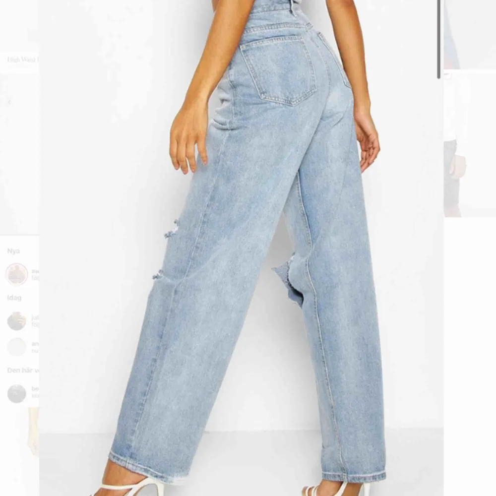 Ett par SKITSNYGGA helt nya , endast testade, jeans från boohoo!! Jag är själv 1.62 och tyckte att de var aningen för långa , tror de skulle funka bättre på någon som är 165-170 cm lång💕Nypris:450 kr. Jeans & Byxor.