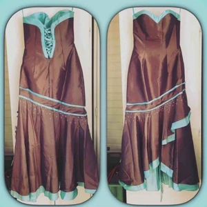  - Helt ny balklänning, aldrig använd 🌸  Brunt och turkos 👗 Uppskattar stl till en 38/40  Dragkedja + snörning i ryggen så man kan justera storleken  Pärlorna på klänningen finns inte på längre.  Priset kan diskuteras vid snabb affär   