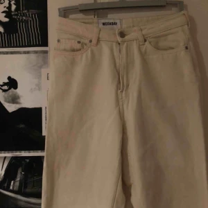  - Snygga weekday byxor i cream vit färg, knappt använda och sitter riktigt bra. Är en limited edition så dom sälj ej längre :)   Om man vill ha fler bilder är det bara att skriva Köparen står för frakt ;)