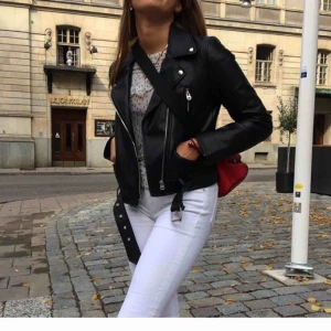  - Jättesnygg och söt ganska genomskinlig topp från Gina Tricot i mycket bra skick. Prickig med volang och skönt material! Köpare står för frakt.