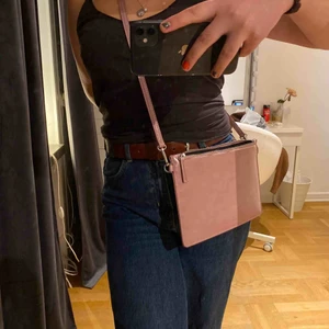  - En jättefin rosa väska från carin wester med silver dragkedja! har används 2/3 gånger! Perfekt storlek.Säljs för att jag inte använder den tillräckligt mycket. Hoppas den kan komma till användning hos nån annan! Den är köpt för kanske 250/300kr.