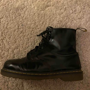  - Dr Martens Skor, cond 9,5/10. Storlek 44. Priset kan diskuteras. 