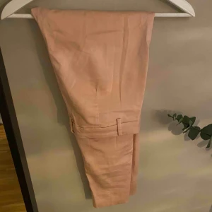 - Ljusrosa kostymbyxor från HM