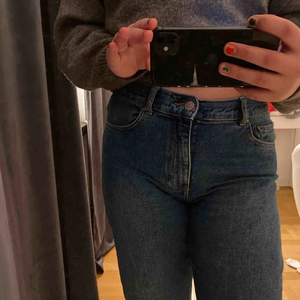 Jättesköna blåa jeans, dom är raka och en kortare modell vilket är sjukt snyggt men jag har inte använt dom här så mycket och känns tråkigt att dom ska ligga o skräpa! . Jeans & Byxor.