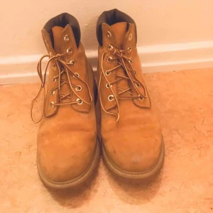  - Varma och stilsäkra Timberlands, nästintill oanvända. Står emot allt väder, passar lika bra i stan som i fjällen. 