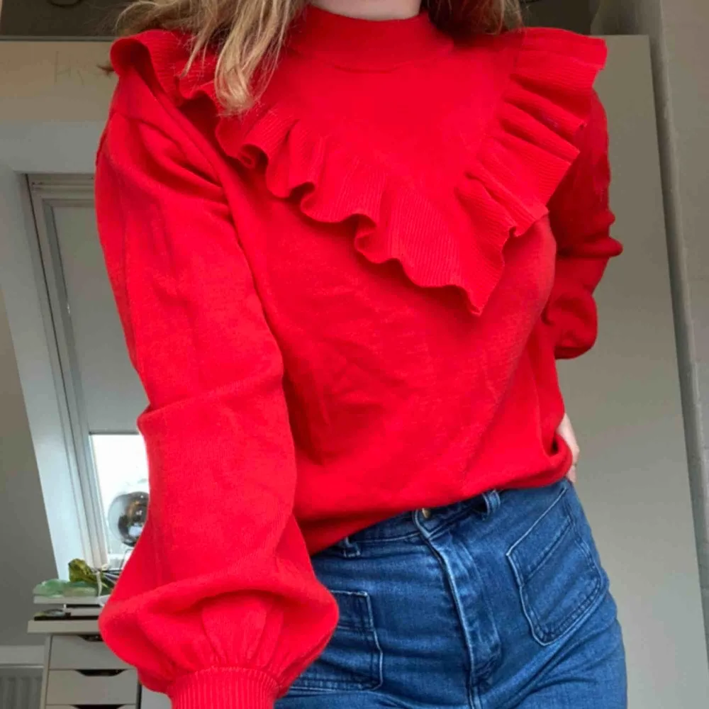 En aldrig använd röd stickad tröja med volang framtill från Visual Clothing Project köpt på MQ. Skriv för mer info. Frakt tillkommer.. Stickat.