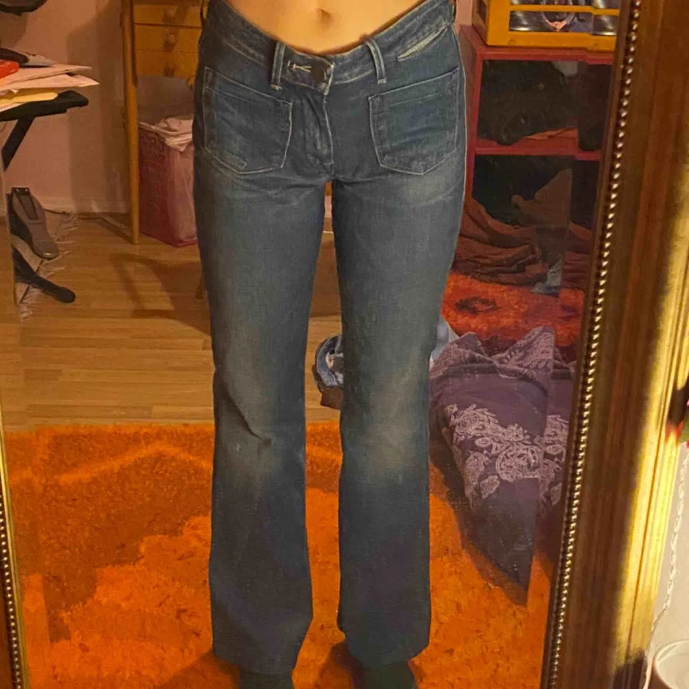 Utsvängda wrangler jeans i fint skick! De är stretchiga och modellen heter ”Joni Seasonal”. Möts i Sthlm, annars står kund för frakt! . Jeans & Byxor.