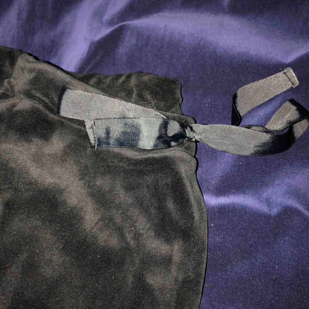 Ett par sammet mjukisbyxor från Lindex. Är i bra skick även fast använda!. Jeans & Byxor.