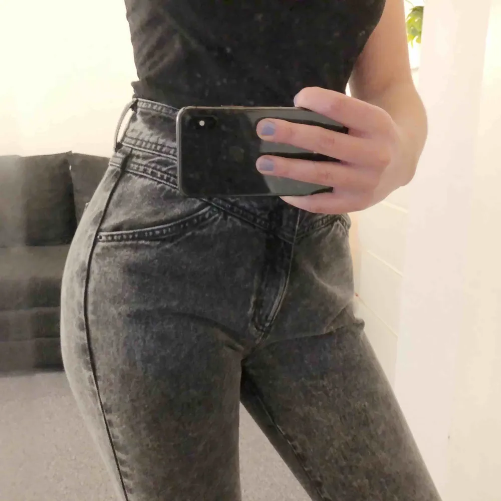 Grå jeans med strips bak, fin passform  120 + frakt . Jeans & Byxor.