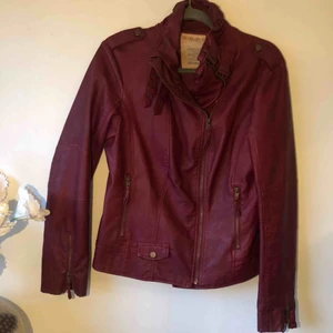  - Vinröd MC inspirerad  skinnjacka i äkta skin, jackan inte jätte använd och i bra skick. 