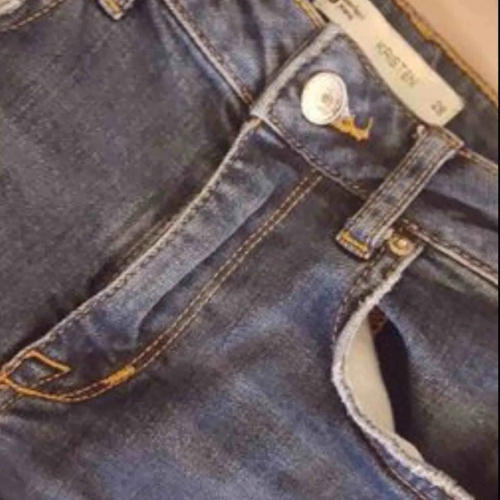 Kristen jeans i jättebra skick, strl 28 som motsvarar XS/S. Sitter jättefint på.. Jeans & Byxor.