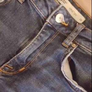  - Kristen jeans i jättebra skick, strl 28 som motsvarar XS/S. Sitter jättefint på.