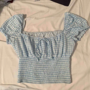  - Liten söt top i strl S. Kan mötas i Enköping/Uppsala annars står köparen på frakten😋