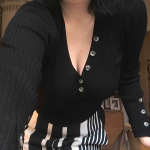  - Riktigt najs urringad tröja! Köpt förra året och använd kanske 5gånger så säljer pga inte använder. Möts upp i Stockholm!❣️nypris 200kr