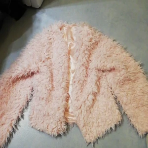 Ljus rosa gosig kofta - Ljus rosa gosig kofta. Använd endast 1 gång. Passar till ljusa kläder