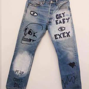Unisex jeansmodell. Designad av vårt UF-företag Ex Animo UF. Håller i tvätt. Textilfärg. Vintage Levi’s 501. 