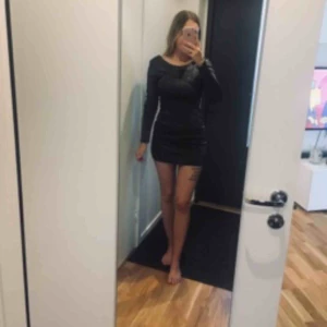  - Super snygg glitter klänning med öppen rygg. Aldrig använd!