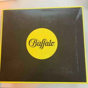  - Buffalo gråa skor, använda 5-6 gånger, helt bra skick, säljer de på grund av att jag använder de inte längre. Frakten 59kr. Kan tänka mig gå ner i pris.