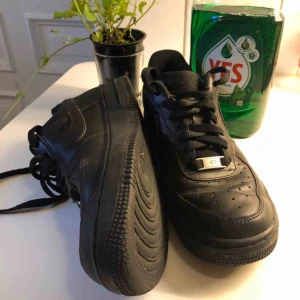  - NIKE AF1 - US7/EU38 - Använda men i bra skick (7/10) Kan hämtas i Uppsala eller skickas för 63 SEK spårbart