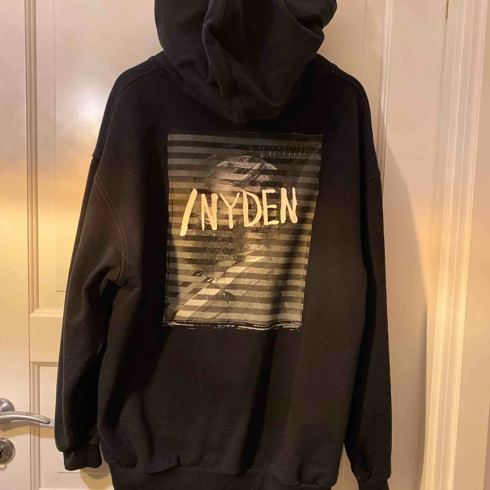 Såå snygg oversized hoodie från NYDEN,  Den är som ny och faller snyggt på kroppen Både tjejer och killar kan ha den Väldigt populär och den är slutsåld 💕⚡️💓✨ . Hoodies.