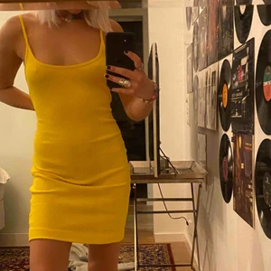  - Skit snygg gul klänning från carlings, fick den förra sommaren så säljer den nu pågrund av att det längre inte är min stil. Fint skicka har bara använt den en gång🤩