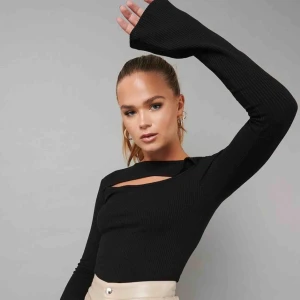  - Super fin rippad tröja från Hanna Schönberg X NAKD, med fin urklippning i fram