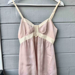  - Jättefint linne från Marc Jacobs. Jag har använt det som ett kort nattlinne men vet inte om det är tänkt som det! Har köpt på en Vintage affär i Stockholm, storlek 2 vilket motsvarar ungefär XS. 💕