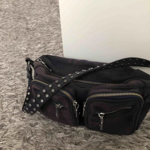  - Säljer min Noella bag som är köpt i Danmark för cirka 750kr. Den har använts ganska mkt och är lite blekt, var ursprungligen marinblå men nu skiftar den lite i lila. Möts upp. 