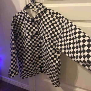  - Knappt använd, är i skit fint skick. Storlek XS men passar som en oversized S. Nypris 500 kr. Frakt ligger på 79 kr