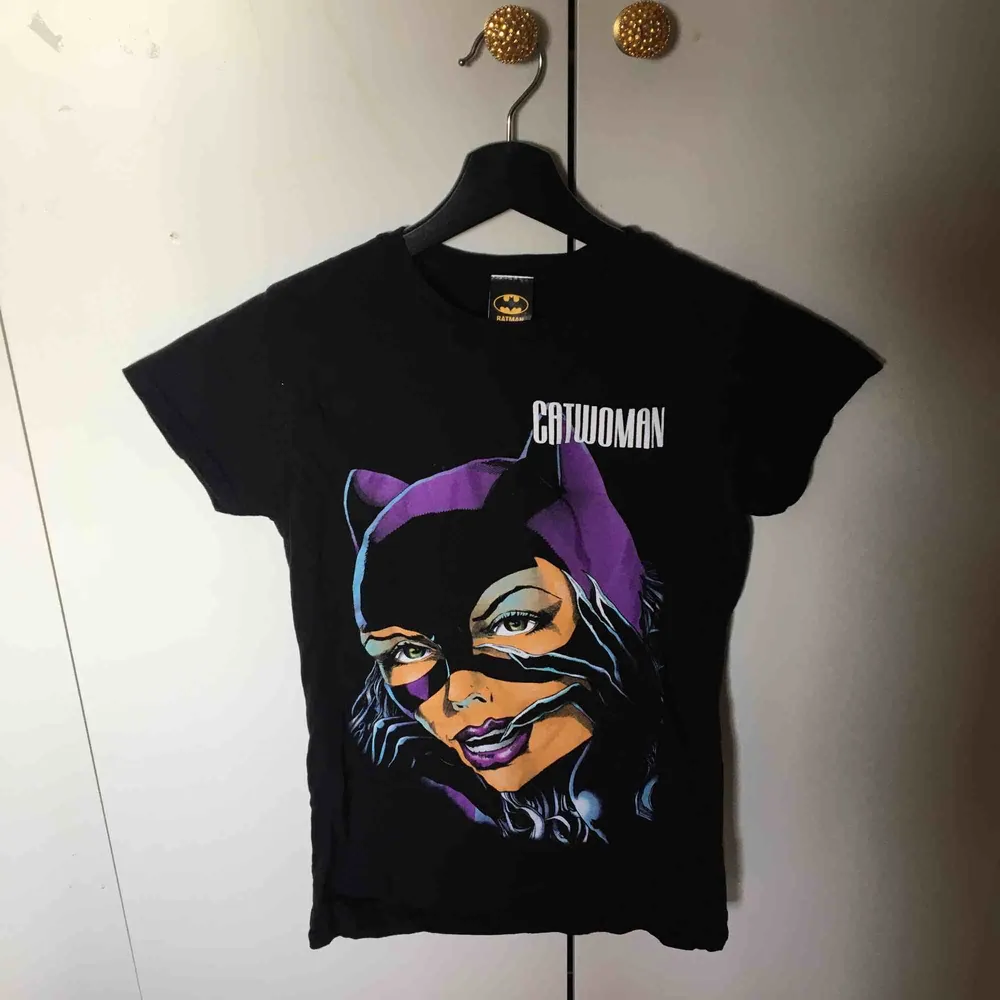 Jättefin svart T-shirt med catwomen på. Aldrig använd så den är som ny. Frakt tillkommer . T-shirts.