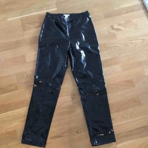  - Lackbyxor från hm trend. Storlek 38