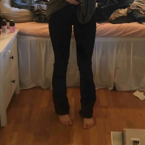  - Ett par SNYGGA oanvända crocker bootcut svarta, säljer på grund av att dem är för små! Kostat 700kr säljer för 99kr exklusive frakt!