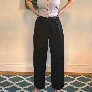  - Kostymbyxor från Wera Stockholm i högmidjad rak modell. Storlek 38 (sitter på en 36:a på bilden). HELT OANVÄNDA. Säljer pga lite för stora. Möts på södermalm. Frakt tillkommer!💞💞💞