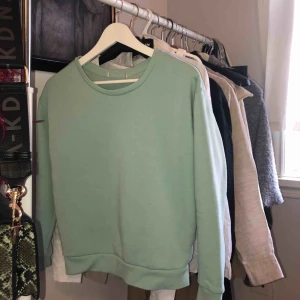  - Tröja köpt här på plick som inte kommer till användning. Färgen är typ ljusgrön/mintgrön och den är super mjuk inuti. Skulle säga att storleken är som en S. Köparen står för frakt 🥰