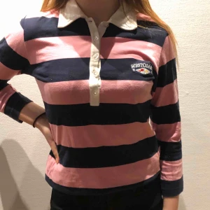  - En fin pikétröja i fina färger från märket WestCoast!