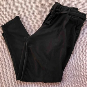  - Dressed tie pants, köpta från Nelly, lite små i storleken, passar L. Använda fåtal gånger, köparen står för frakt😊