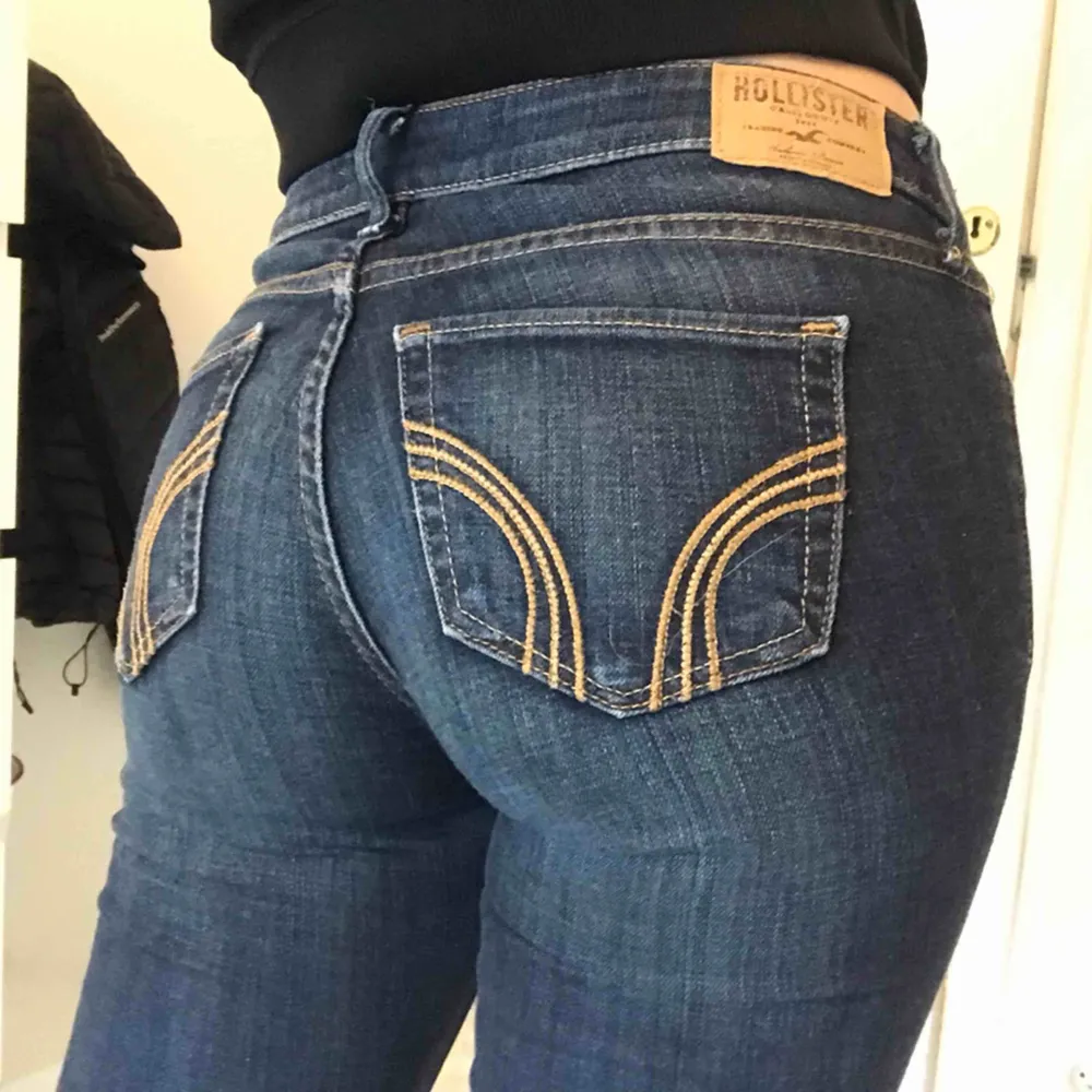 Mörkblåa Hollister jeans strl 26/31 använda 2/3 ggr, nyskick 💞äkta. Jeans & Byxor.