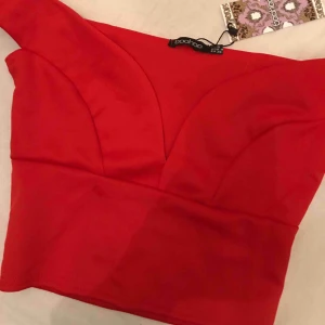  - Röd off shoulder croptopp. Aldrig använd 