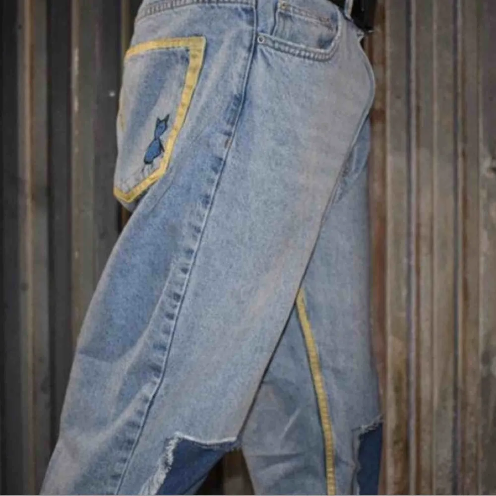 Jeans med dekoration på ficka bak och i längderna.  Midja: 85 CM  Tvättas i 40 grader . Jeans & Byxor.