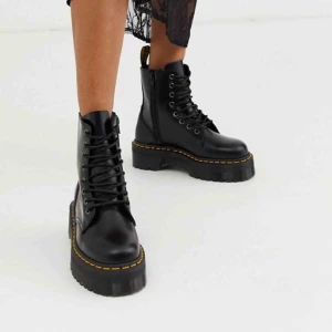  - Säljer mina Dr. Martens i modell ”Jadon”. Använda fåtalet gånger, som nya!! Dm:a vid intresse🥰